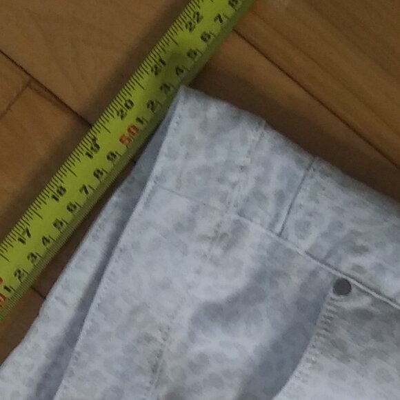 Soft surroundings white with silver gray animal print pull on pants  size 2X - Picture 15 of 16